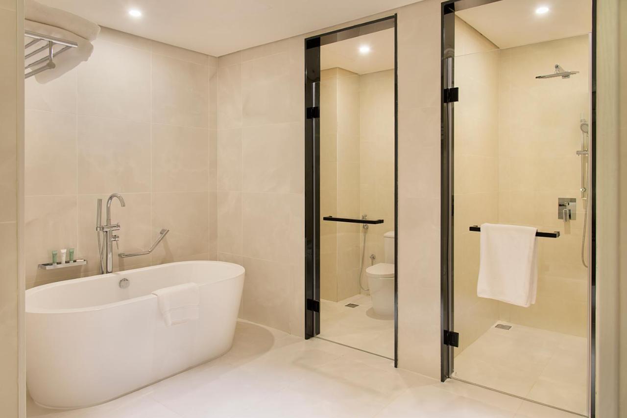 Asiana Grand Hotel Дубай Экстерьер фото A modern bathroom with a shower and a bathtub